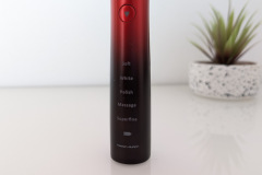 Die beleuchteten Schriftzüge zeigen die fünf Reinigungsmodi klar und übersichtlich direkt am Gehäuse an – für eine besonders einfache Bedienung im Alltag. (Foto: Testsieger.de)