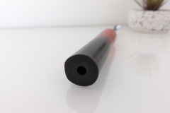 Am Boden zeigt sich der Ladeanschluss – das Aufladen gelingt in Verbindung mit der stabilen Ladestation unkompliziert und zuverlässig. (Foto: Testsieger.de)