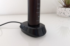 Die mitgelieferte Ladestation punktet mit hoher Standfestigkeit und einem praktischen USB-Anschluss – das Netzteil gehört allerdings nicht zum Lieferumfang. (Foto: Testsieger.de)