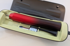 Das Reiseetui überzeugt mit einer cleveren UV-Desinfektionsfunktion und bietet unterwegs nicht nur Platz, sondern auch ein Plus an Hygiene für Zahnbürste und Bürstenköpfe. (Foto: Testsieger.de)