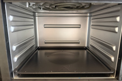 Der Garraum erinnert eher an einen kleinen Backofen und lässt sich dank glatter Oberflächen leicht reinigen. (Foto: Testsieger.de)