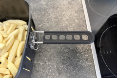 Der Griff des Garkorbs liegt gut in der Hand, wirkt aber etwas wacklig und nicht besonders hochwertig verarbeitet. (Foto: Testsieger.de)