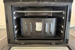 Ist der Garkorb eingesetzt, bleibt im Innenraum nur noch wenig Platz – für die gleichzeitige Zubereitung anderer Speisen wird es dann schnell eng. (Foto: Testsieger.de)