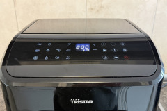 Über das Touchdisplay lassen sich Temperatur und Programme einfach einstellen – die Bedienung reagiert allerdings träge und erfordert Geduld. (Foto: Testsieger.de)