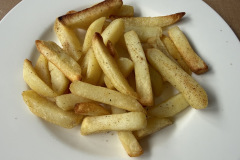 Die Pommes werden außen knusprig und innen weich, benötigen dafür aber deutlich mehr Zeit als vom Programm vorgesehen. (Foto: Testsieger.de)