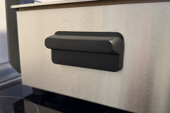 Sicher im Handling: Die Fritteuse hat keine scharfen Kanten und lässt sich über die Griffe problemlos anfassen. (Foto: Testsieger.de).