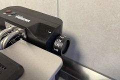 Einfach eingestellt: Die Temperatur lässt sich von 130 bis 190 Grad Celsius regeln, wobei man im Alltag etwas raten muss, welche Temperatur man zwischen den Zahlen genau eingestellt hat. (Foto: Testsieger.de).