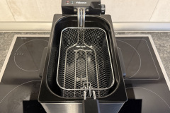 Kompakt, aber alltagstauglich: Mit 3 Litern Volumen reicht die Fritteuse im Test für etwa 750 Gramm Pommes und liefert dabei sehr gute Ergebnisse. (Foto: Testsieger.de).