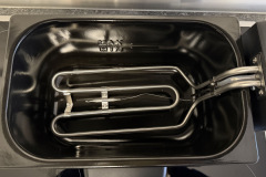 Einfach sauber zu halten: Das Heizelement lässt sich zum Reinigen leicht abnehmen und macht den Zugang zur Fettschale angenehm unkompliziert. (Foto: Testsieger.de).