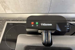 Gute Orientierung beim Aufheizen: Die rote LED zeigt den Betrieb, die grüne LED erlischt, sobald die gewünschte Temperatur erreicht ist, so weiß man genau, wann das Öl bereit ist. (Foto: Testsieger.de).