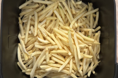 Perfekt vorbereitet für den Hitzetest: Die große Garkammer der Tristar FR-9418 bietet ausreichend Platz für größere Mengen an Kartoffeln, die gleichmäßig erhitzt werden sollen. (Foto: Testsieger.de)