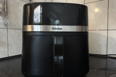 Schlicht und modern: Auch im ausgeschalteten Zustand überzeugt die Tristar FR-9418 durch ein elegantes Design, das sich nahtlos in jede Küchenumgebung einfügt. (Foto: Testsieger.de)