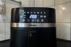 Flexibel und leistungsstark: Mit bis zu 210 °C bietet die Heißluftfritteuse ausreichend Hitze für eine Vielzahl von Speisen – von knusprigen Pommes bis hin zu saftigem Hähnchen. (Foto: Testsieger.de)