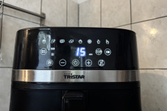 Präzise und unkompliziert: Zeit und Temperatur lassen sich bei der Tristar FR-9418 individuell anpassen – sogar während des Garvorgangs für ein perfekt abgestimmtes Ergebnis. (Foto: Testsieger.de)