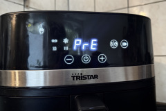 Schnell einsatzbereit für jede Mahlzeit: In der Aufwärmphase erreicht die Tristar FR-9418 zügig die gewünschte Temperatur und sorgt so für optimale Garergebnisse von Beginn an. (Foto: Testsieger.de)