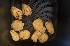 Außen knusprig, innen saftig: Chicken Nuggets gelingen in der Tristar FR-9418 besonders gut, auch wenn leichte Unterschiede in der Bräunung auf eine nicht perfekte Hitzeverteilung hinweisen. (Foto: Testsieger.de)