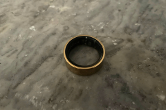 Auf der Innenseite des Rings sind die Sensoren sauber integriert. Sie liegen flach an und ermöglichen präzise Messungen, ohne beim Tragen zu stören. (Foto: Testsieger.de)