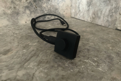 Die Ladestation ist kompakt und hochwertig verarbeitet. Allerdings ist der Ring nicht magnetisch fixiert, wodurch er beim Umkippen der Station herunterfallen kann. (Foto: Testsieger.de)