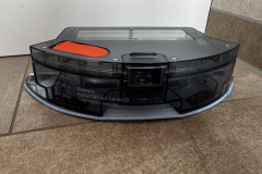 Die Wischfunktion wirkt eher alibimäßig: Der Tank ist klein, das Wischtuch schleift ohne Druck – echte Reinigungsleistung bleibt aus. (Foto: Testsieger.de)