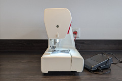 Der durchdacht gestaltete Nähbereich macht die Veritas Claire zu einer vielseitigen Freiarmnähmaschine für unterschiedlichste Projekte. (Foto: Testsieger.de)