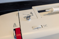 Die Oberseite ist übersichtlich gestaltet und unterstützt die schnelle Einrichtung der computergesteuerten Nähmaschine. (Foto: Testsieger.de)