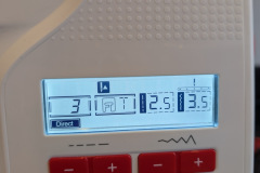 Das gut ablesbare LCD-Display zeigt alle wichtigen Näheinstellungen übersichtlich an und erleichtert die präzise Anpassung im Alltag. (Foto: Testsieger.de)