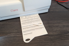 Die ausklappbare Stichmusterkarte macht die große Auswahl an Nutz-, Zier- und Alphabetstichen besonders komfortabel zugänglich. (Foto: Testsieger.de)