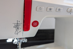 Die Start-Stopp-Taste macht die Veritas Claire auch ohne Fußpedal angenehm flexibel im Einsatz. (Foto: Testsieger.de)