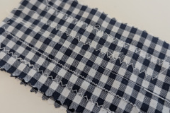 Mit ihrer großen Stichvielfalt zeigt die Veritas Claire schon auf einfachem Baumwollstoff, wie sauber und gleichmäßig sie unterschiedliche Sticharten umsetzt. (Foto: Testsieger.de)