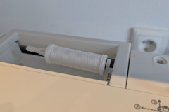 Das Einfädeln gelingt bei der Veritas Claire schnell und ohne Frust, was besonders Einsteigerinnen und Einsteigern zugutekommt. (Foto: Testsieger.de)