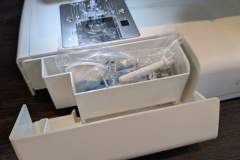 Die Stauraumlösung ist durchdacht, denn Zubehör und Kleinteile finden in der Veritas Claire ordentlich ihren festen Platz. (Foto: Testsieger.de)