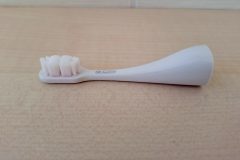 Der im Lieferumfang enthaltene SensiCare Bürstenkopf ist speziell auf empfindliche Zähne und empfindliches Zahnfleisch ausgelegt und ergänzt den ProClean Kopf sinnvoll. (Foto: Testsieger.de)