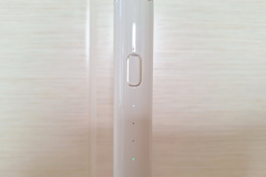 Die Bedienelemente der WhyteDOT WD.1 sind bewusst reduziert: Eine einzige Taste startet das Gerät und schaltet zuverlässig zwischen den drei Putzmodi durch. (Foto: Testsieger.de)