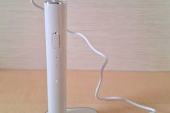 Die magnetische Ladestation lädt die WhyteDOT WD.1 in rund 3 Stunden vollständig auf und sorgt so für zuverlässige Betriebsbereitschaft im Alltag. (Foto: Testsieger.de)