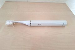 it einem Gewicht von 88 Gramm und einem Durchmesser von 2 Zentimetern fällt die WhyteDOT WD.1 ausgesprochen schlank aus und ermüdet auch bei längerem Putzen nicht. (Foto: Testsieger.de)