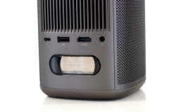 XGIMI hat dem Projektor ein kleines Sichtfenster auf der Rückseite spendiert. Hier befindet sich die Bassmembran. (Foto: Testsieger.de)