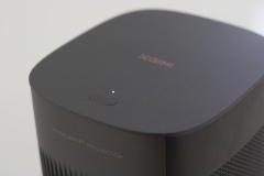 Die einzige Taste zum Einschalten befindet sich auf der Oberseite. Alle anderen Eingaben werden über die Fernbedienung getätigt. (Foto: Testsieger.de)