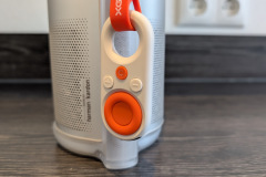 Ideal für den Bluetooth-Lautsprecherbetrieb: Die magnetisch befestigte Mini-Fernbedienung bietet schnellen Zugriff auf grundlegende Funktionen. (Foto: Testsieger.de)