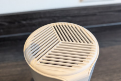 Durchdacht bis ins Detail: Die elegante Lüftungsöffnung sorgt für eine effiziente Kühlung und fügt sich nahtlos ins Design ein. (Foto: Testsieger.de)