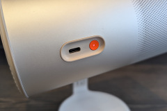 Vielseitig nutzbar: Über den USB-C-Port lässt sich der Beamer nicht nur laden, sondern auch mit Powerbanks betreiben. (Foto: Testsieger.de)