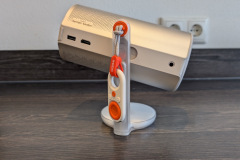 Der stabile 360-Grad-Standfuß macht die Projektion in jede gewünschte Richtung möglich – perfekt für unterschiedliche Einsatzorte. (Foto: Testsieger.de)