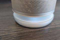 Im Ambient-Modus sorgt der beleuchtete Standfuß für stimmungsvolle Akzente – ein echtes Design-Highlight. (Foto: Testsieger.de)