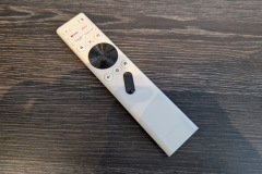 Komfortabel und gut durchdacht: Die große Fernbedienung bietet beleuchtete Tasten und Schnellzugriffe auf Netflix, YouTube und mehr. (Foto: Testsieger.de)