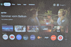 Auch die Wandprojektion funktioniert gut. Die Google-TV-Oberfläche ist gut strukturiert und bietet alle wichtigen Apps. (Foto: Testsieger.de)