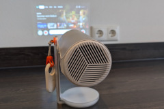 Dank 360-Grad-Standfuß lässt sich das Bild einfach ausrichten – für ein perfektes Heimkinoerlebnis. (Foto: Testsieger.de)