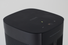 XGIMI MoGo Pro+ Mini-Beamer Oberseite mit Status-LED und Touch-Tasten