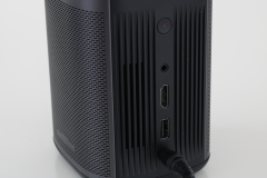 Die Anschlüsse wie auch die Power-Taste befinden sich auf der Rückseite. Auf der Oberseite befinden sich weitere Bedienelemente. (Foto: Testsieger.de)