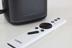 Die beiliegende Fernbedienung gefällt uns sehr gut. Sie ist kompakt und hat alle wichtigen Tasten. (Foto: Testsieger.de)