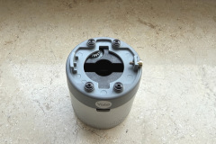 Zweckmäßig statt verspielt: Der Kunststoff wirkt nicht besonders hochwertig, ist im Test aber robust und sauber verarbeitet. Auch im Inneren arbeitet Yale mit einfachen Kreuzschrauben, wodurch eine Reparatur grundsätzlich unkompliziert möglich ist. (Foto: Testsieger.de).