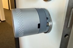 Unauffällig im Alltag: Das Schloss sitzt nach der Montage stabil an der Tür. Der Einbau gelingt dabei mit dem beiliegenden Imbusschlüssel. (Foto: Testsieger.de).